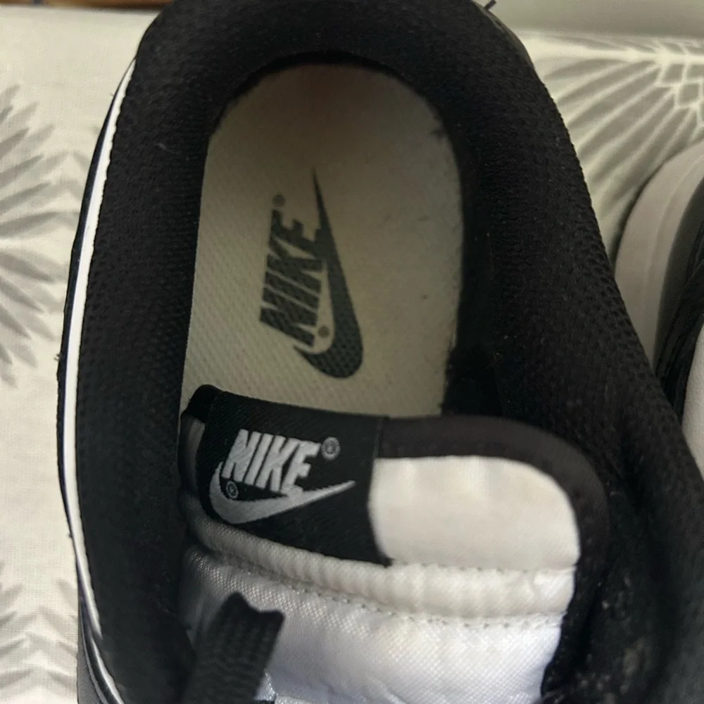 Nike Womens Black and White Sneakers - Picture 3 of 9